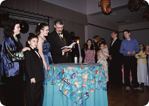 Making Havdalah Family makes Havdalah